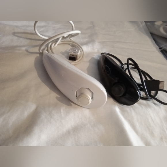 Nintendo Black and White Controllers - Picture 5 of 7